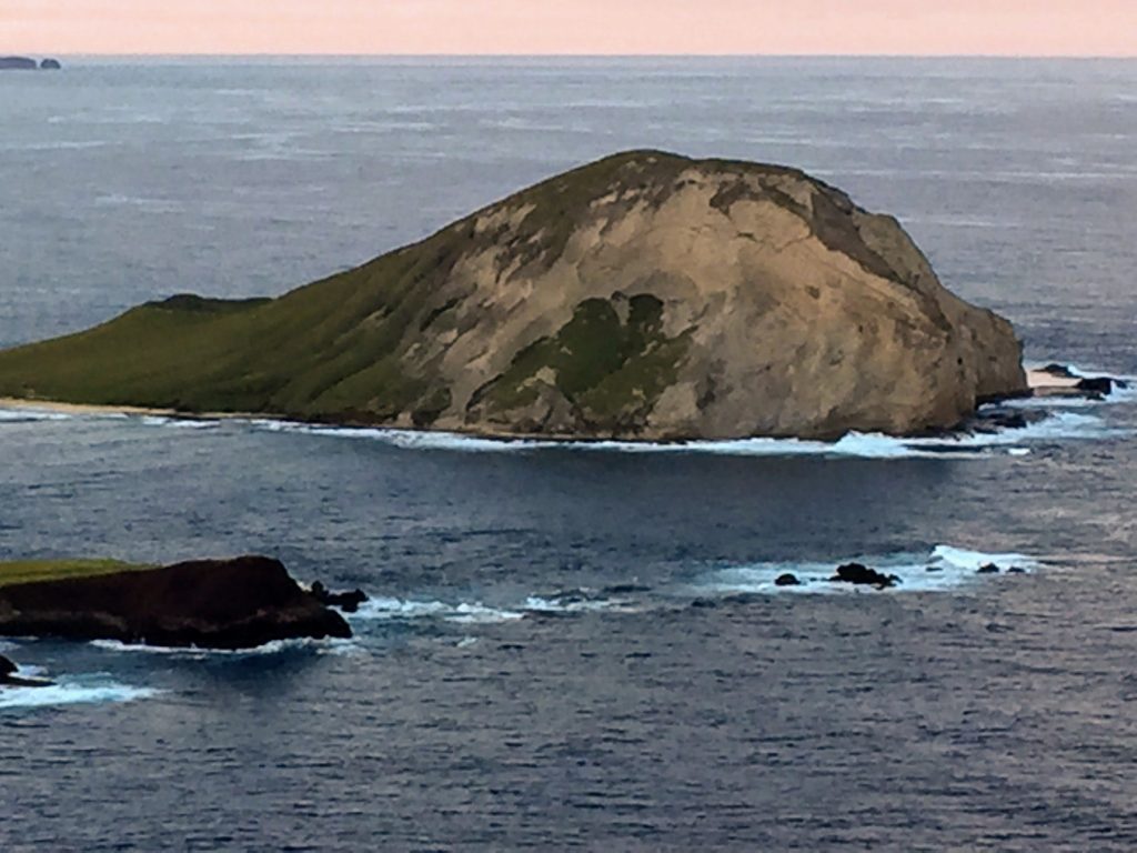 Rocks sticking out of the ocean water
Makapu'u Lighthouse Trail has epic views