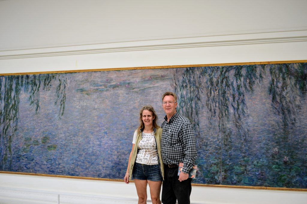 Tom and Karen at l'Orangerie, where we got free access thanks to timing our visit well.