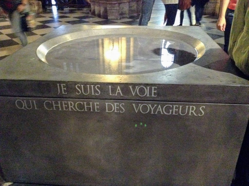 Visiting the Notre-Dame was a must in Paris. Hopefully it will be open again soon!
Je suis la voie qui cherche des voyageurs