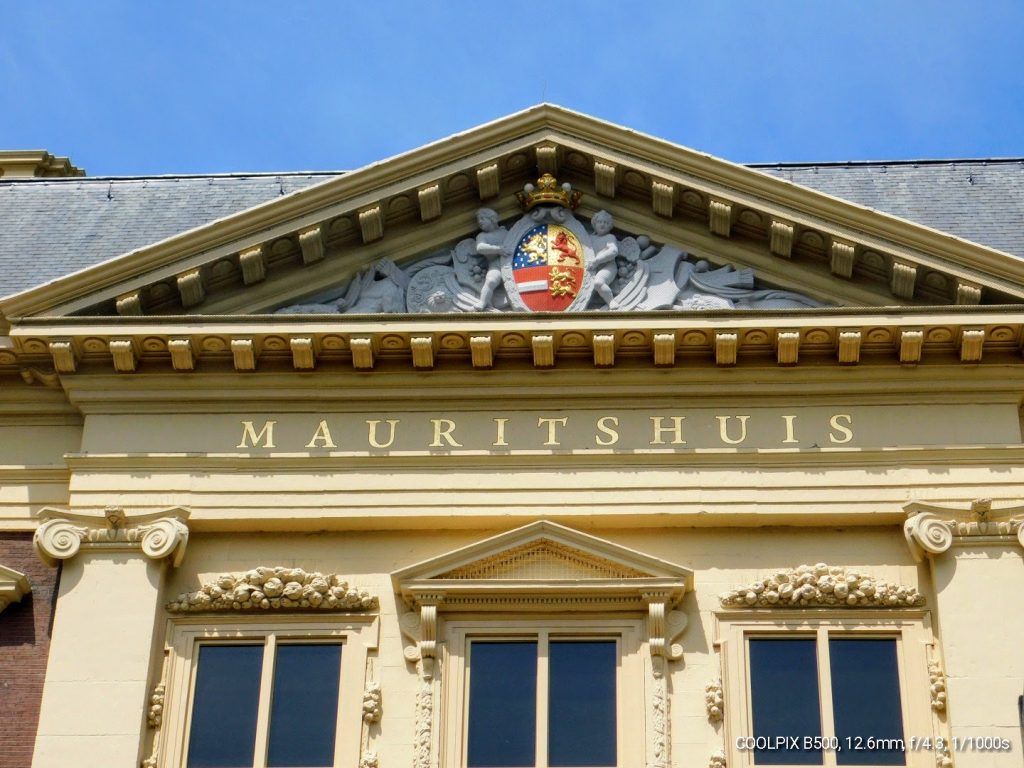 Front view of the Mauritshuis, where you can find The Goldfinch painting by Fabritius