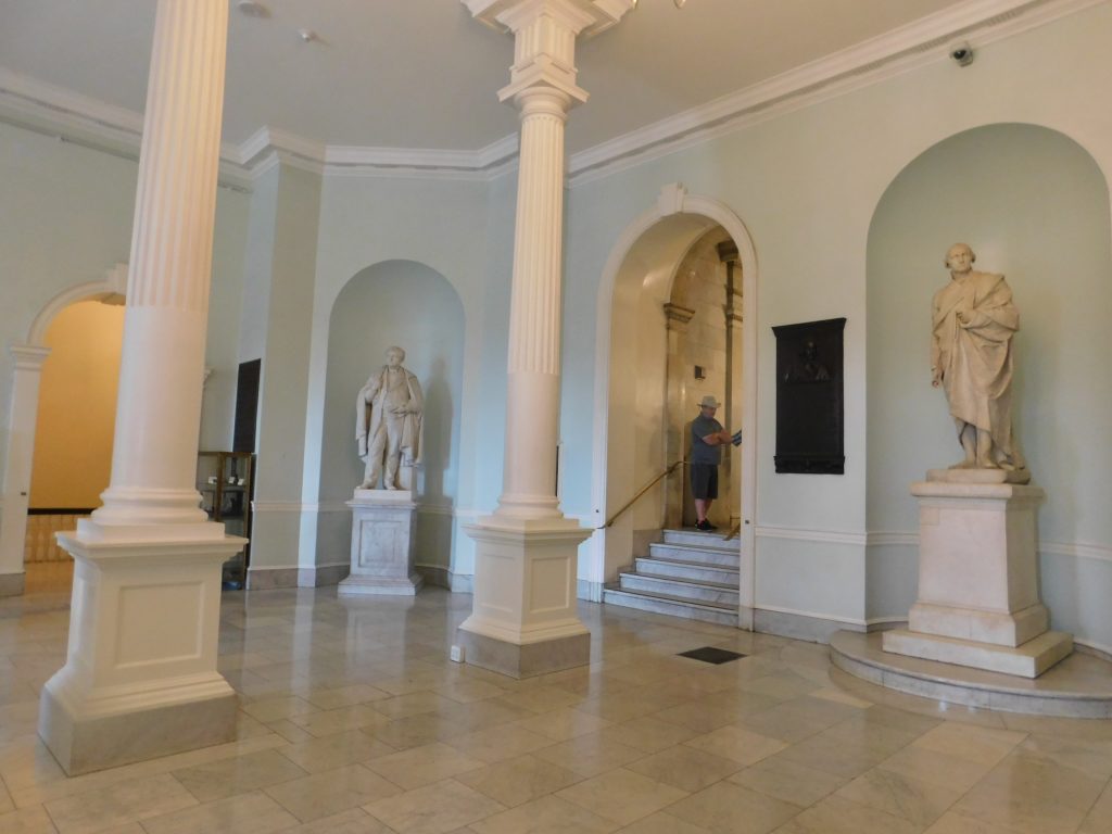 Hall with beautiful statues. 