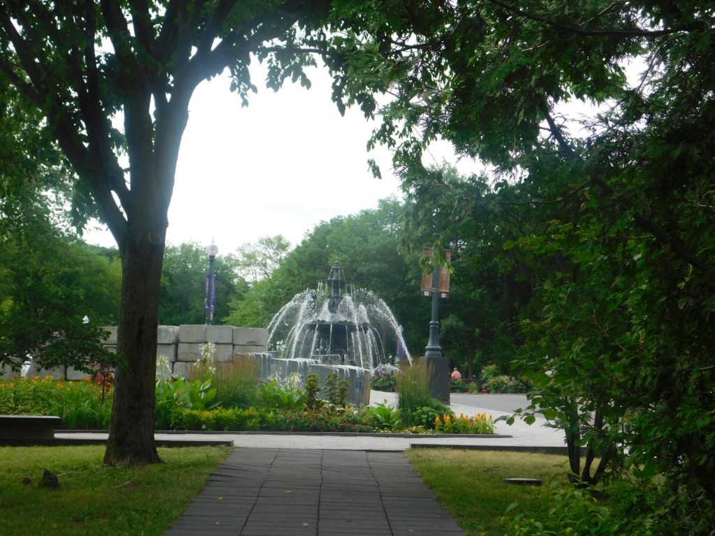 Fountain in front of the Parliament in Quebec City. Did you know that in addition to sights like this you also can watch whales in Quebec City? Though not in this fountain.