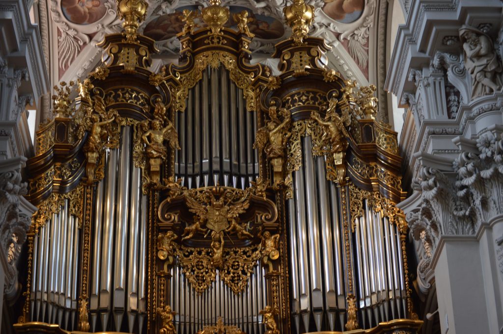 Picture of the pipe organ 