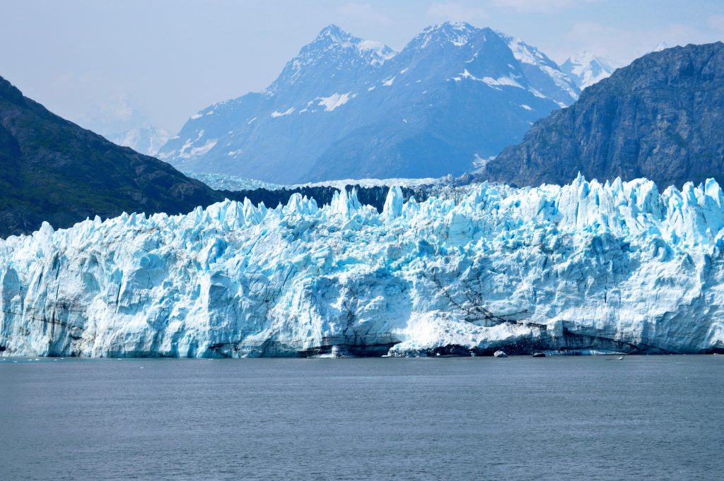 Glacier Bay, big glacier in between snowy mountains. LoveYourBrain yoga is developed thanks to Kevin Pierce, who loves snow and snow sports. 