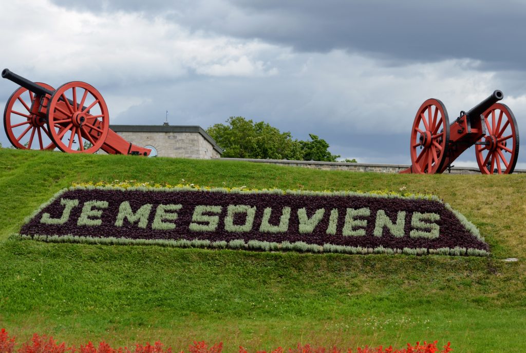 Two canons and flowers spelling out "Je me souviens" the Quebec motto