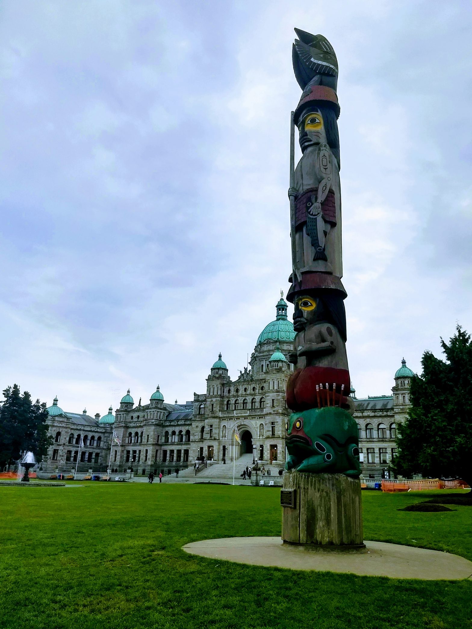 Fascinating facts about the British Columbia Parliament Building in Victoria, Canada. Lost stained glass windows, many nods to the indigenous culture, mouth watering food and incredible architecture! One of the Top Things to Do in Victoria BC. Free tours, learn about Canadian history. Foodie travel, eat affordable food in the luxury Legislative Dining Room. Go explore! #OurCarpeDiem #VictoriaBC #CruiseStop #FreeThingsToDo #architecture