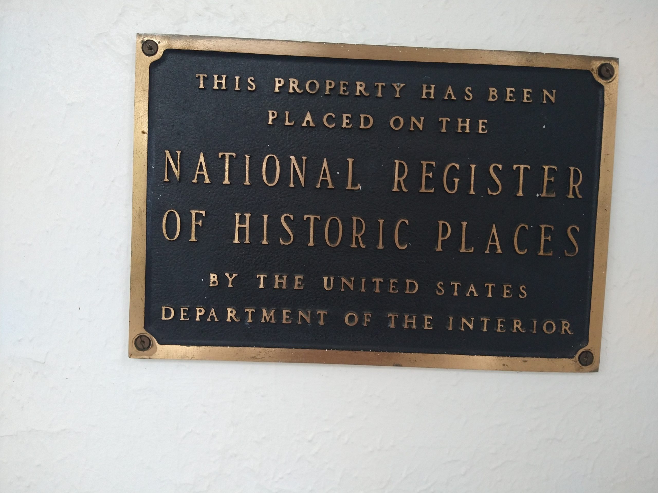 Plaque proclaiming that Mt Washington hotel is on the National Registry of Historic Places.