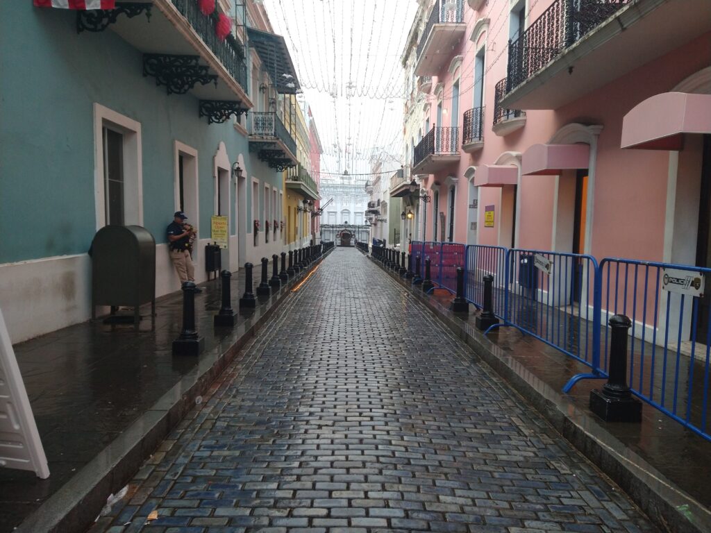 Fun Fact Puerto Rico: Very colorful houses and cobble stone streets