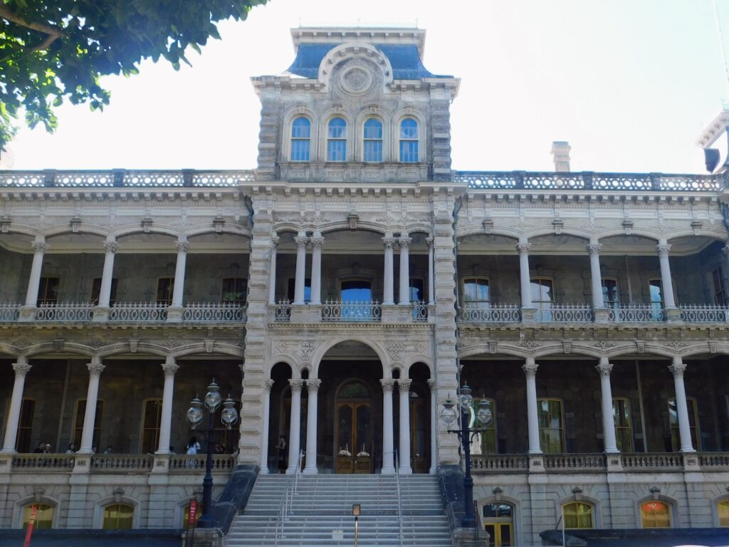 Clorse to the Hawaiian Capitol, you find the Iolani palace, a huge and impressive building.