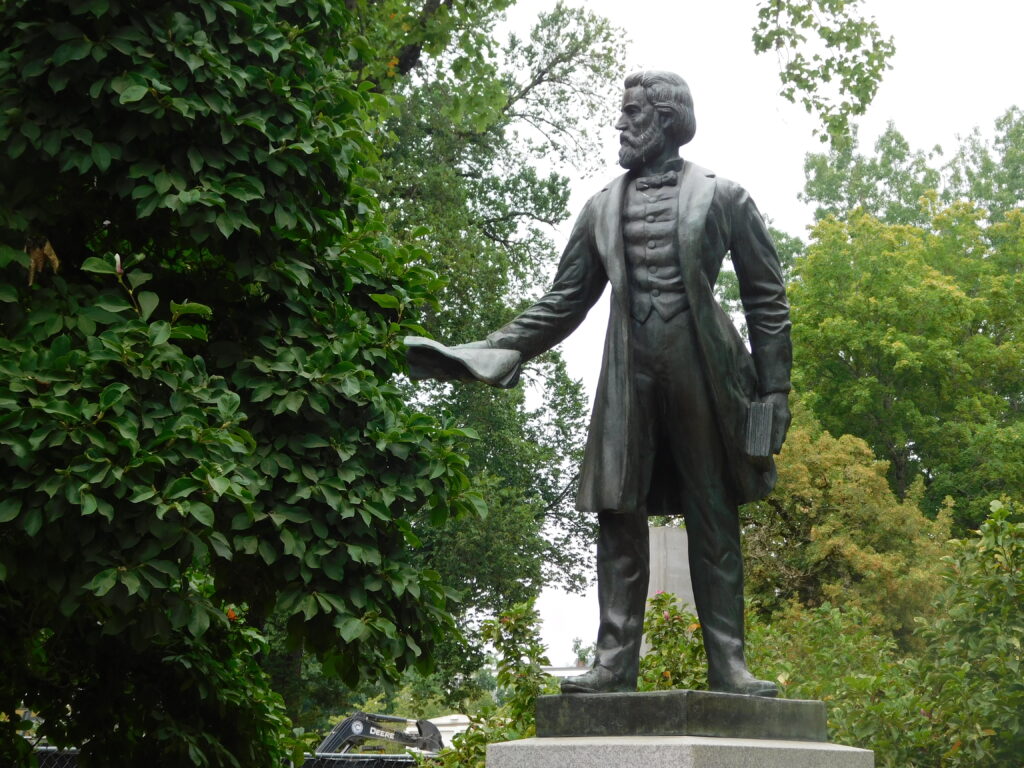 European statue in the gardens of the Oregon state capitol
